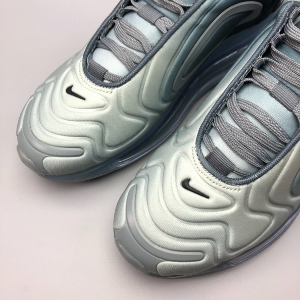 Nike Air Max 720 搭载厚度优于 Nike 先前鞋款的大型 Air 气垫 (8).jpg