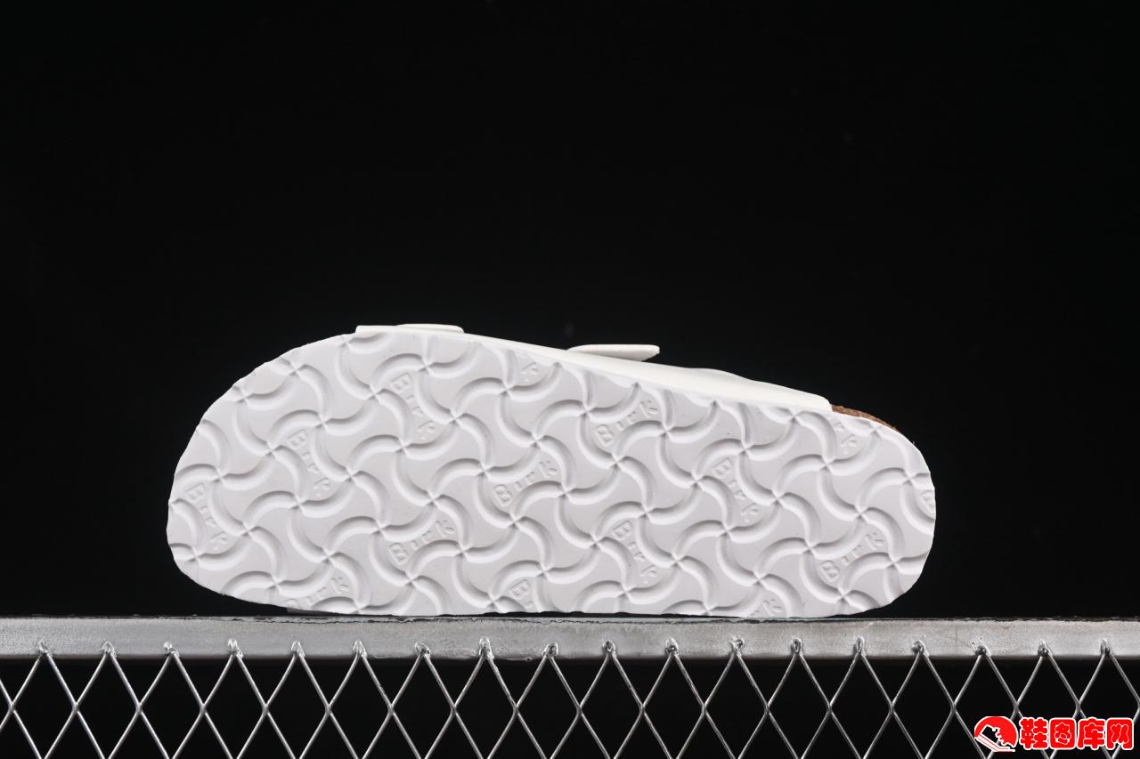 Birkenstock勃肯凉鞋象牙白限量版：羊羔毛鞋垫+软木缓震三重系统深度解析