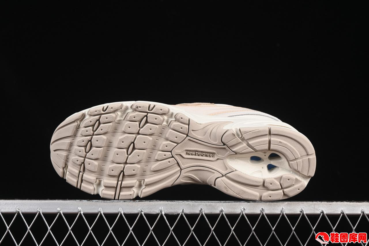 New Balance 740复刻跑鞋：ABZORB缓震与液态银潮流重塑
