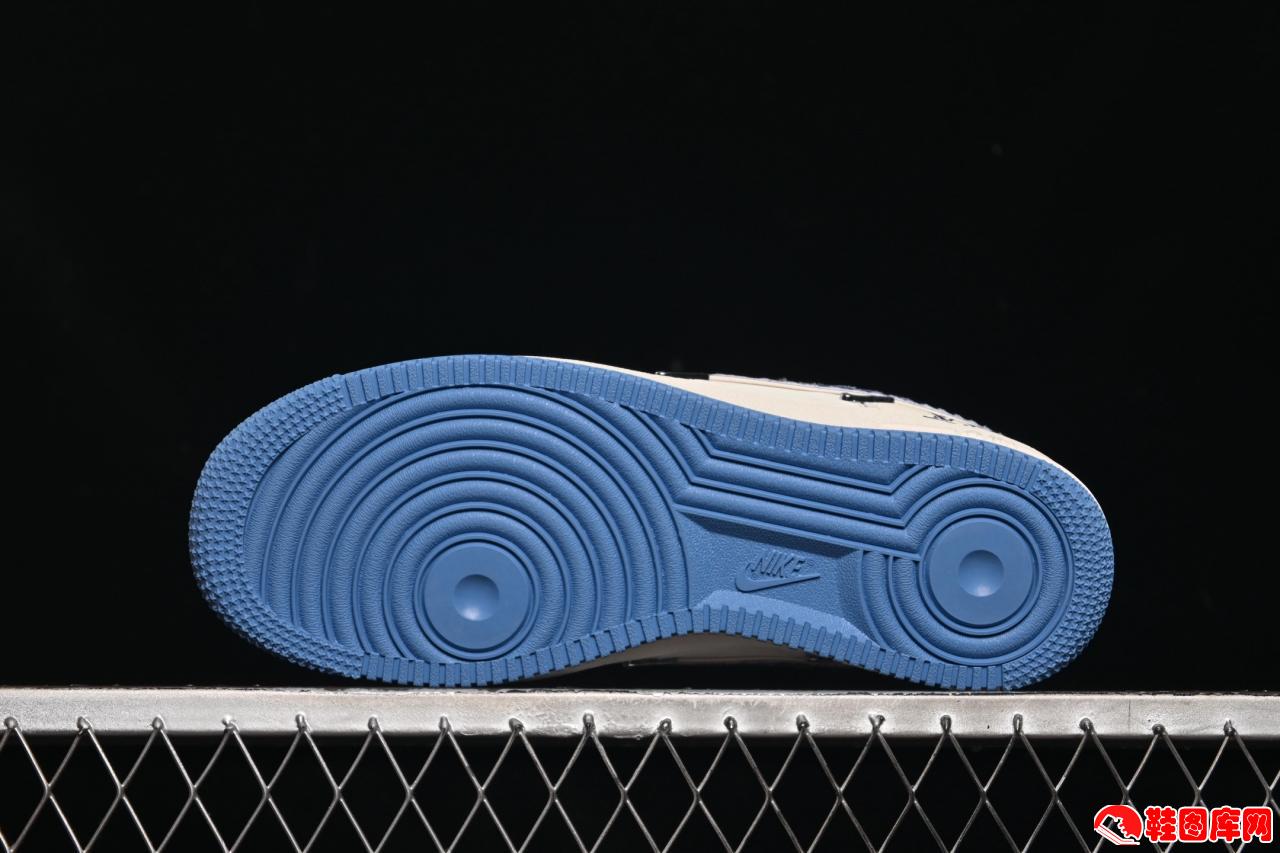Nike Air Force 1'07 Low LV8联名款成为2025年现象级单品
