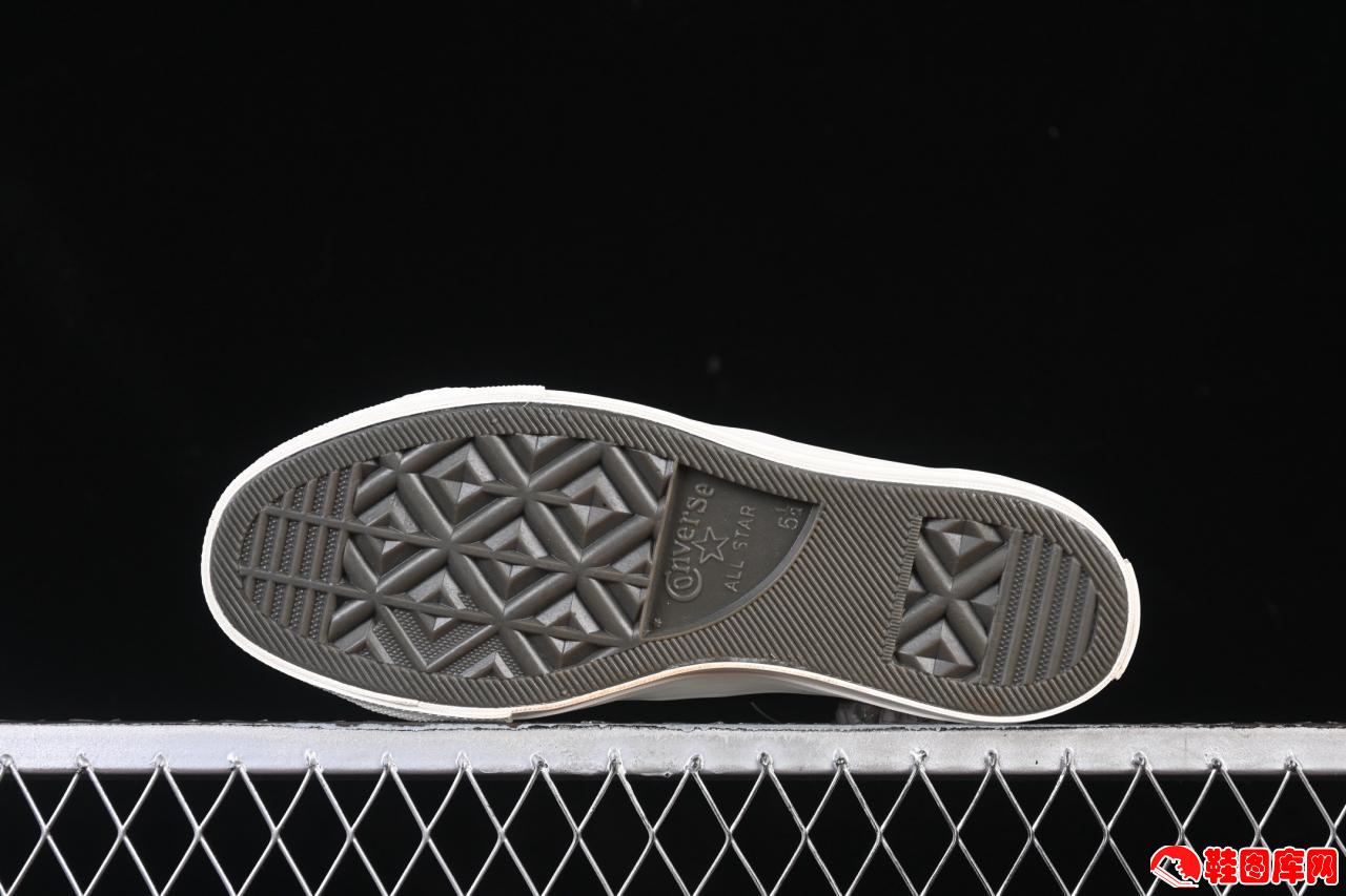 Converse One Star 匡威翻毛皮黑色低帮休闲板鞋：经典星标设计与柔软麂皮质感