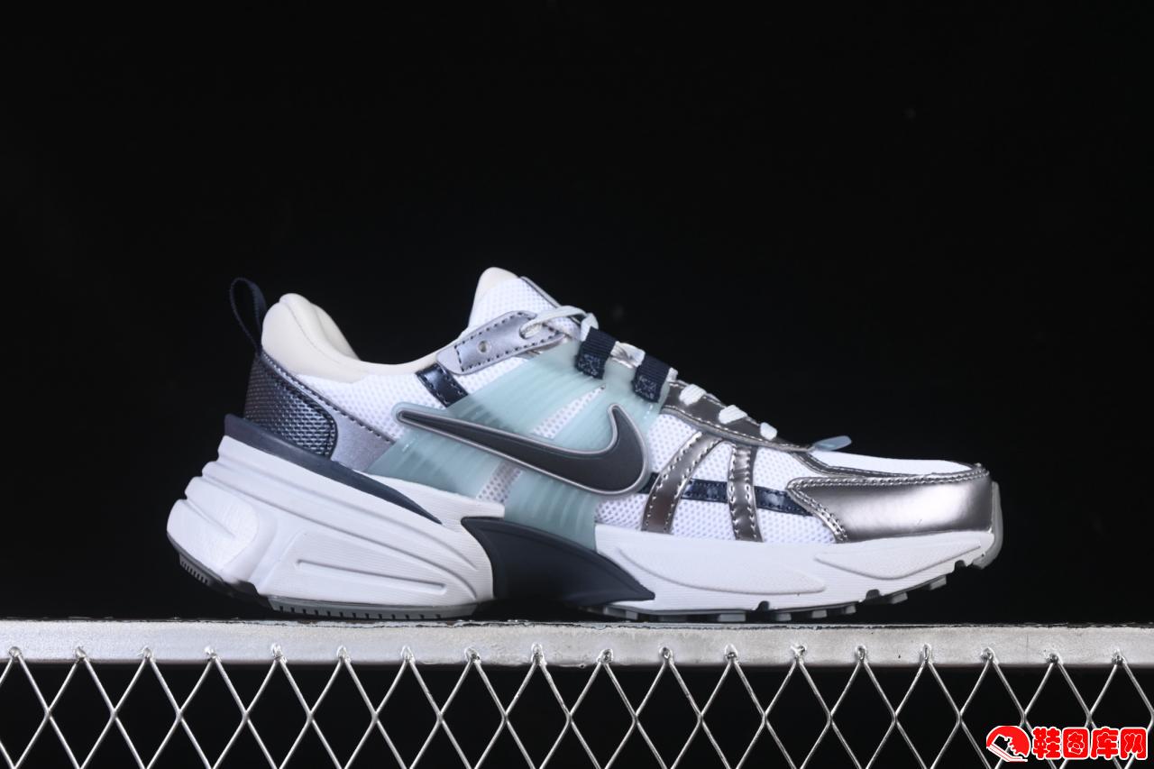 Nike V2K Runtekk Run 复古跑步鞋：Cushlon缓震中底与做旧设计，重塑千禧年跑鞋美学