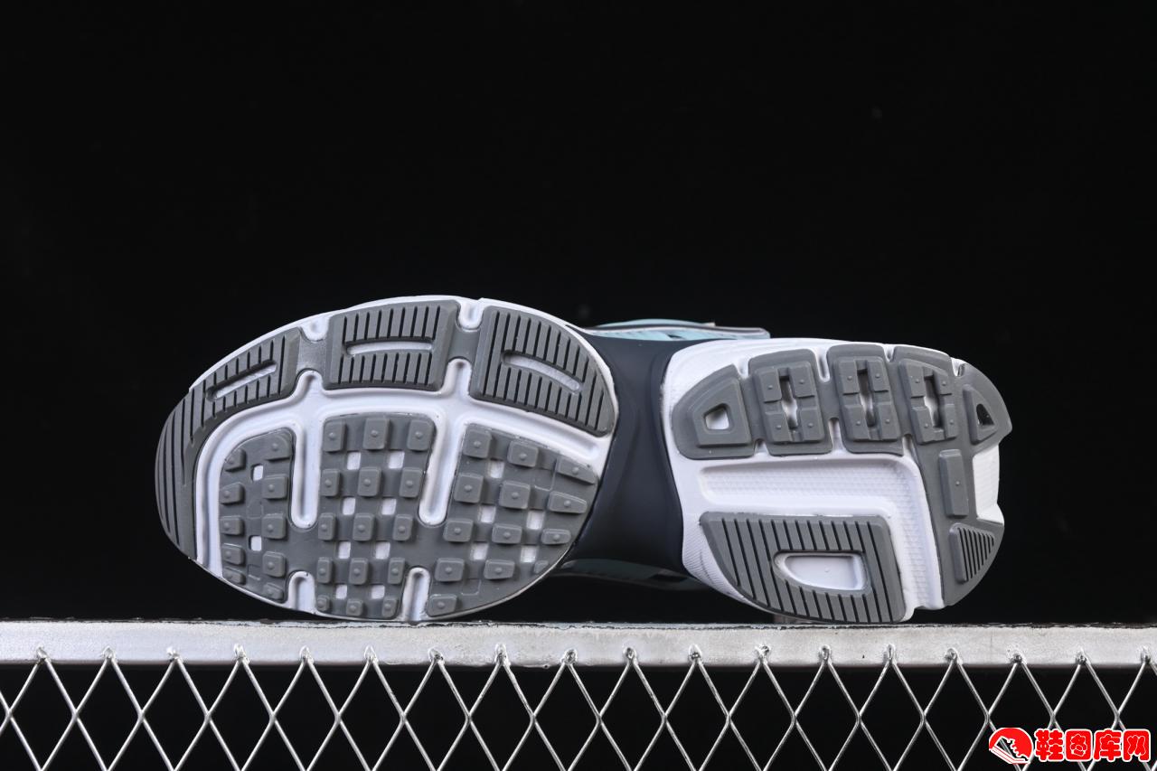Nike V2K Runtekk Run 复古跑步鞋：Cushlon缓震中底与做旧设计，重塑千禧年跑鞋美学