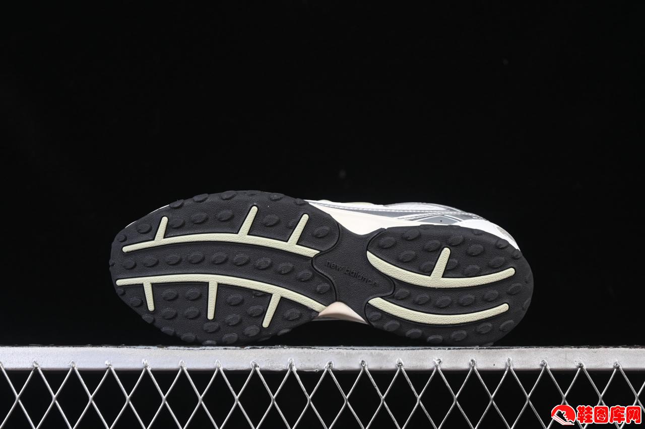 New Balance 204系列复古慢跑鞋：透气网面与舒适缓震科技，重塑都市日常与轻运动风尚