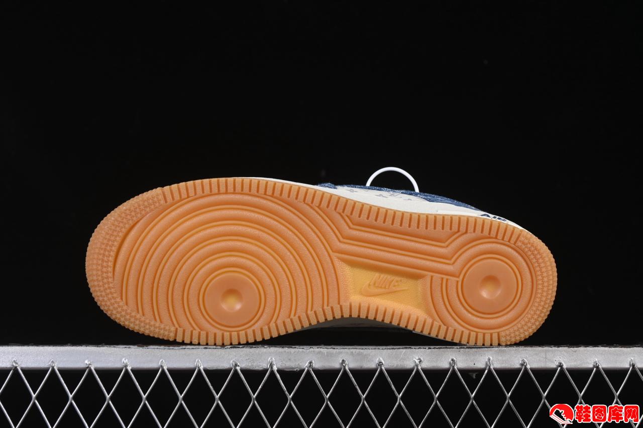 Nike Air Force 1'07 Low LV联名白海军蓝板鞋：原楦工艺与奢华细节，重塑联名潮流新高度