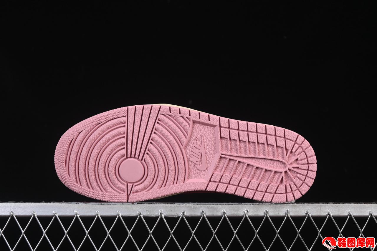 Travis Scott x Air Jordan 1 Low OG AJ1 倒勾联名款：颠覆性设计与做旧工艺