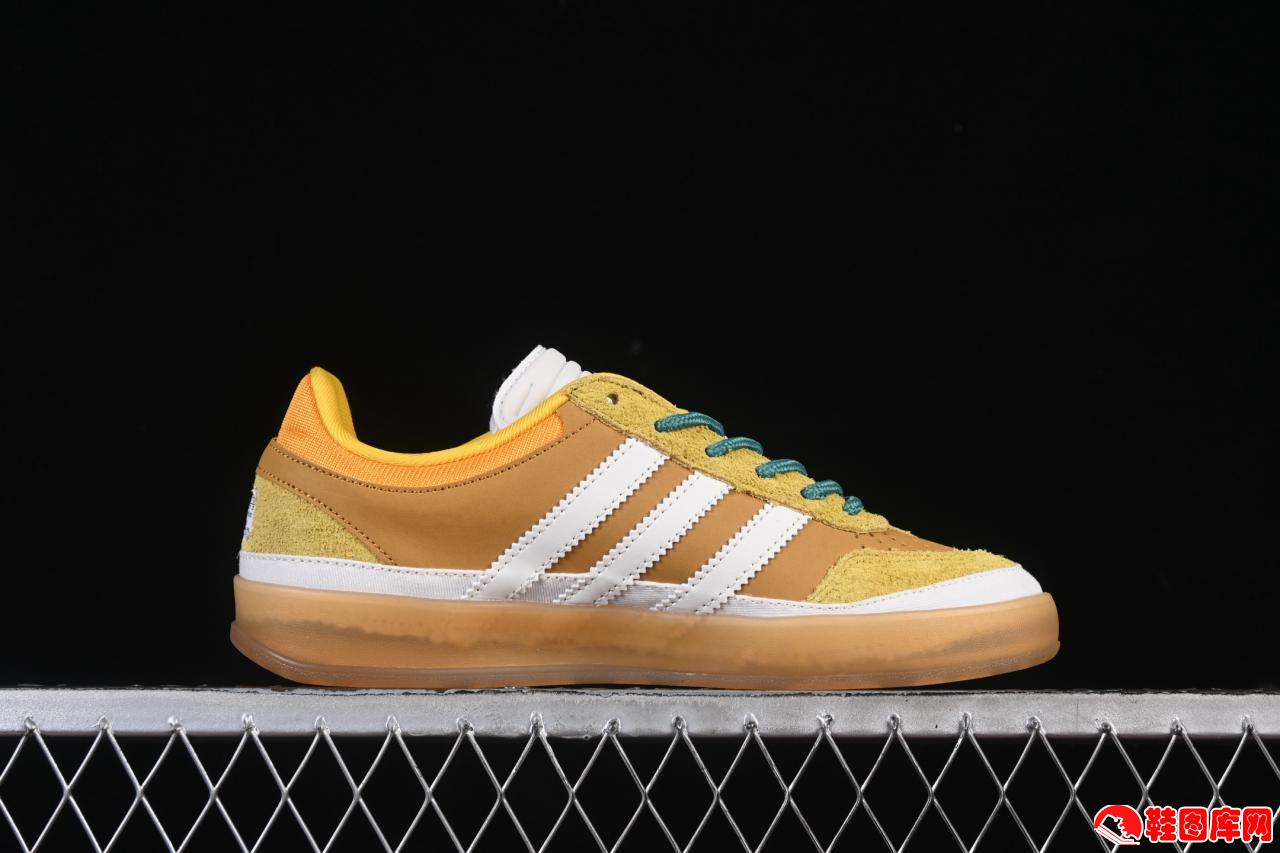 Bad Bunny x Adidas Gazelle Indoor 联名款复古板鞋：三叶草经典重塑，防滑耐磨