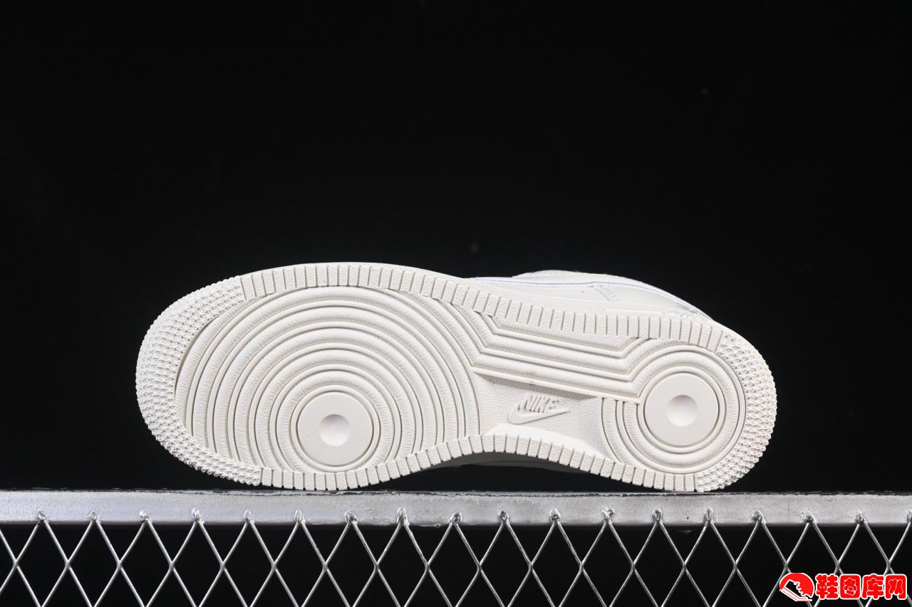 Nike Air Force 1'07 Low 斯图西联名款米色板鞋：原楦工艺重塑经典，奢华细节诠释