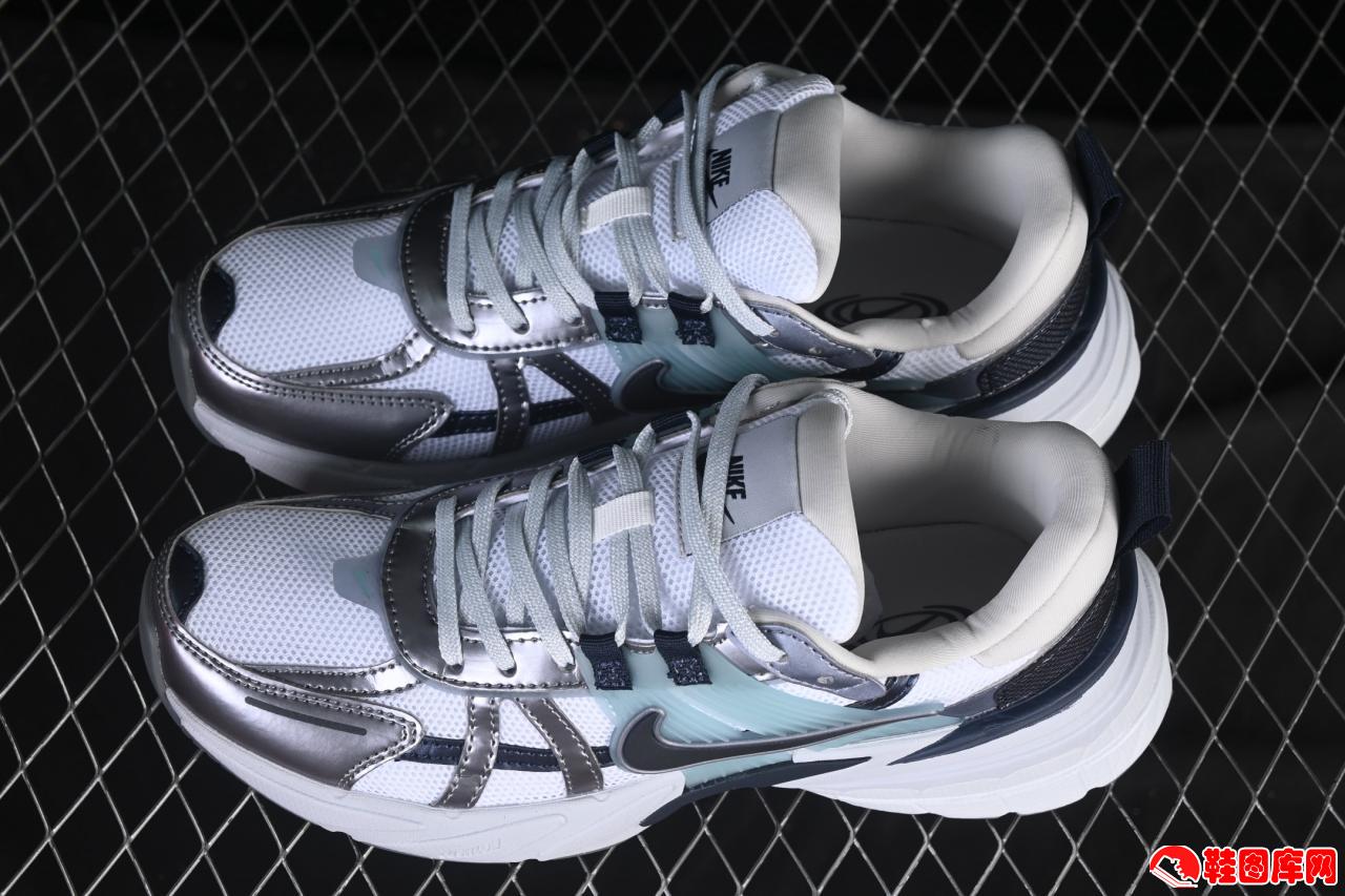 Nike V2K Runtekk Run 复古跑步鞋：Cushlon缓震中底与做旧设计，重塑千禧年跑鞋美学