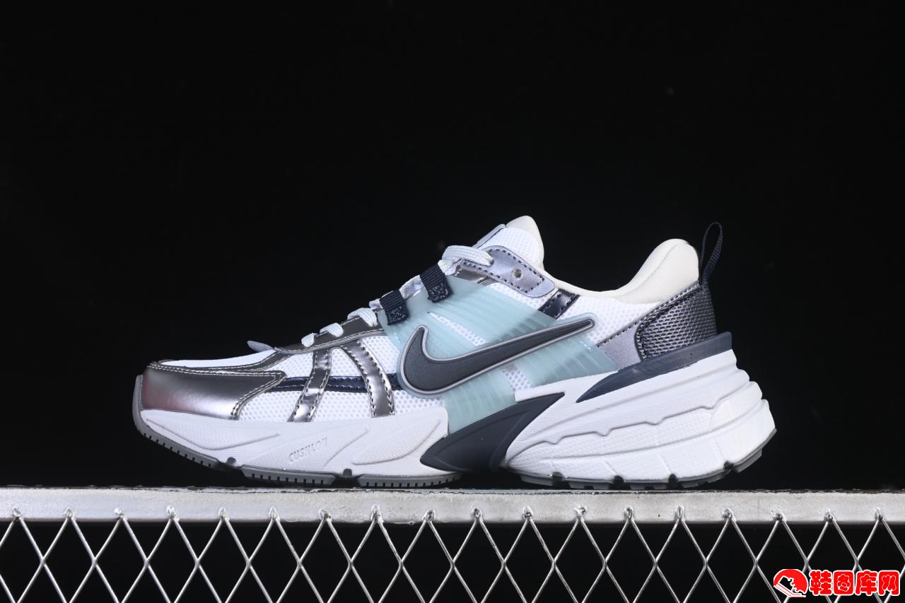 Nike V2K Runtekk Run 复古跑步鞋：Cushlon缓震中底与做旧设计，重塑千禧年跑鞋美学
