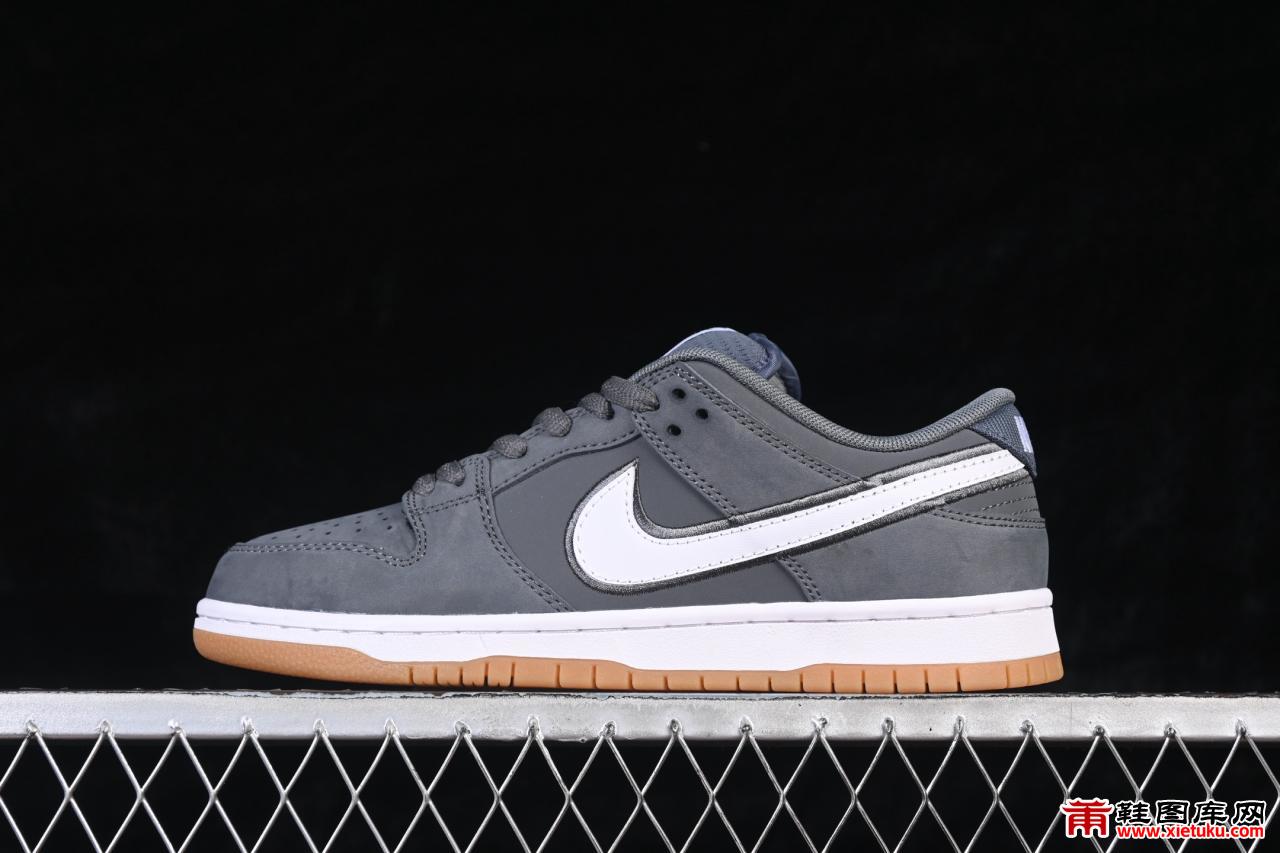 复古灰调新演绎：Nike SB Dunk Low 麂皮灰生胶板鞋实穿解析