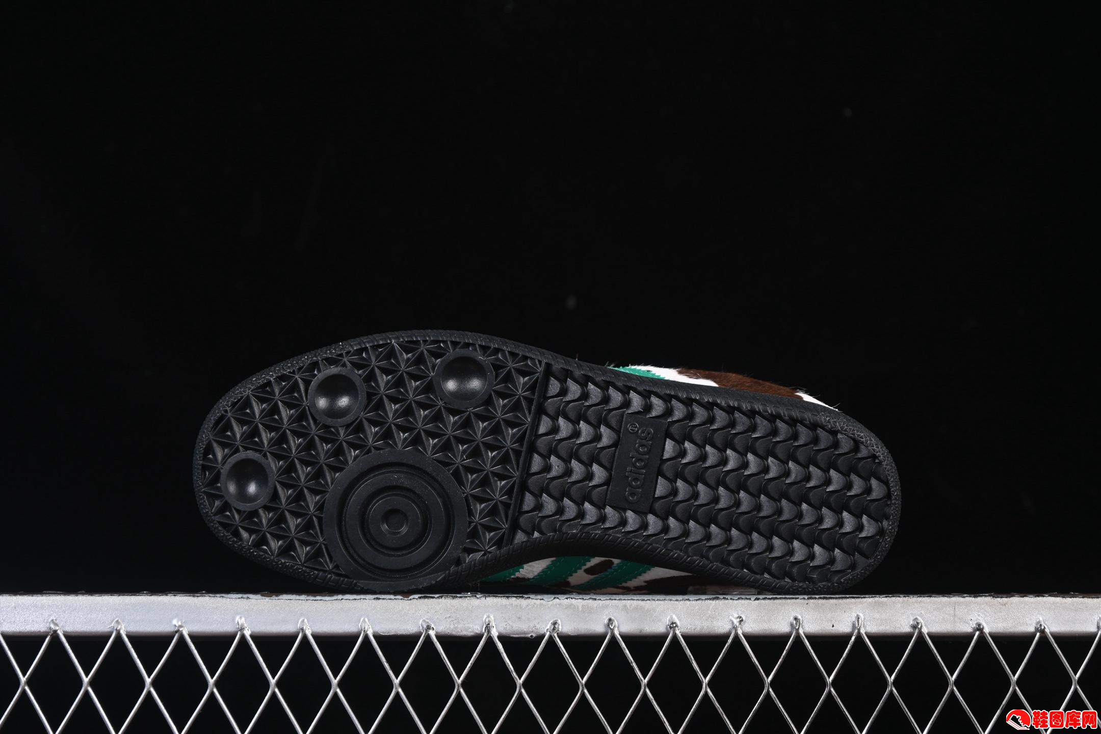 阿迪达斯Samba LT JS3930三叶草休闲鞋评测：经典板鞋设计，百搭舒适潮流之选